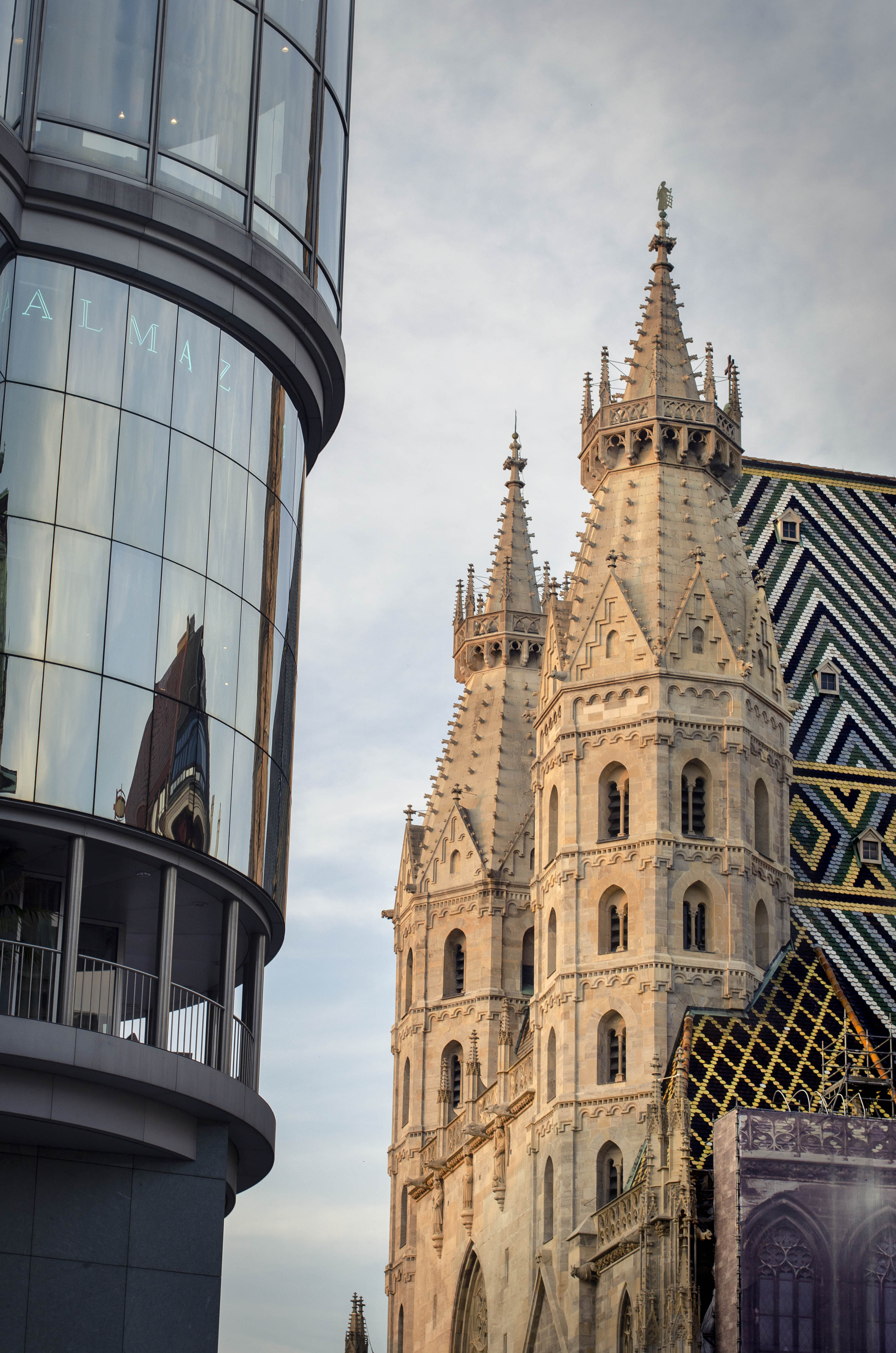 Stephansplatz, el centro de Viena, con la fachada de la catedral enfrentada a la arquitectura moderna.