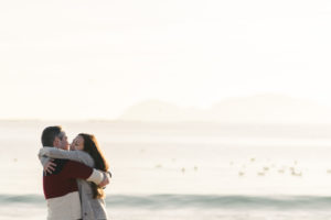 fotografia de bodas fotógrafa milena martínez sesión novios preboda prewedding shooting mar playa praia abrazo