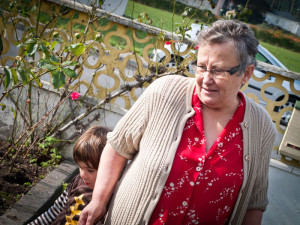 Aurelia con su nieta en el patio de su casa, durante el rodaje del cortometraje con su mismo nombre. Fotografía de Milena Martínez, fotógrafa en Madrid