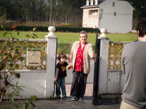Aurelia en su casa con su nieta, durante el rodaje del cortometraje. Fotografía de Milena Martínez, fotógrafa en Madrid