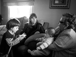 Aurelia con sus nietos en su casa, durante el rodaje del cortometraje de Aurelia. En blanco y negro. Fotografía de Milena Martínez, fotógrafa en Madrid