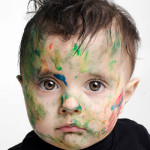 Retrato de bebé niño pequeño Nur bebé con cara pintada de colores, fotografía de Milena Martínez en Madrid