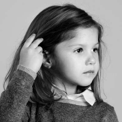 Beatriz niña pequeña de 5 años fotografía de Milena Martínez en blanco y negro