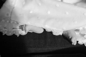 Irene bebé de tres meses fotografia con su madre en el espejo y con el vestido de bautizo en blanco y negro