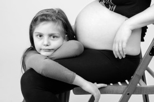 Ada mirando fijamente con lateral de embarazo de lorena de miguel. Fotografía de Milena Martínez, fotógrafa en Madrid