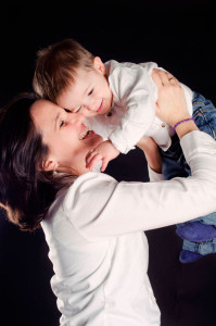 Alicia cogiendo a su hijo Alberto en brazos. Fotografía de Milena Martínez, fotógrafa en Madrid