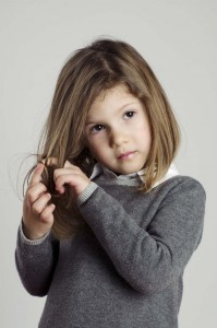Beatriz niña de 5 años tocándose el pelo
