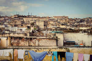 Ciudad de Fez en Marruecos vista desde una terraza con la ropa colgando