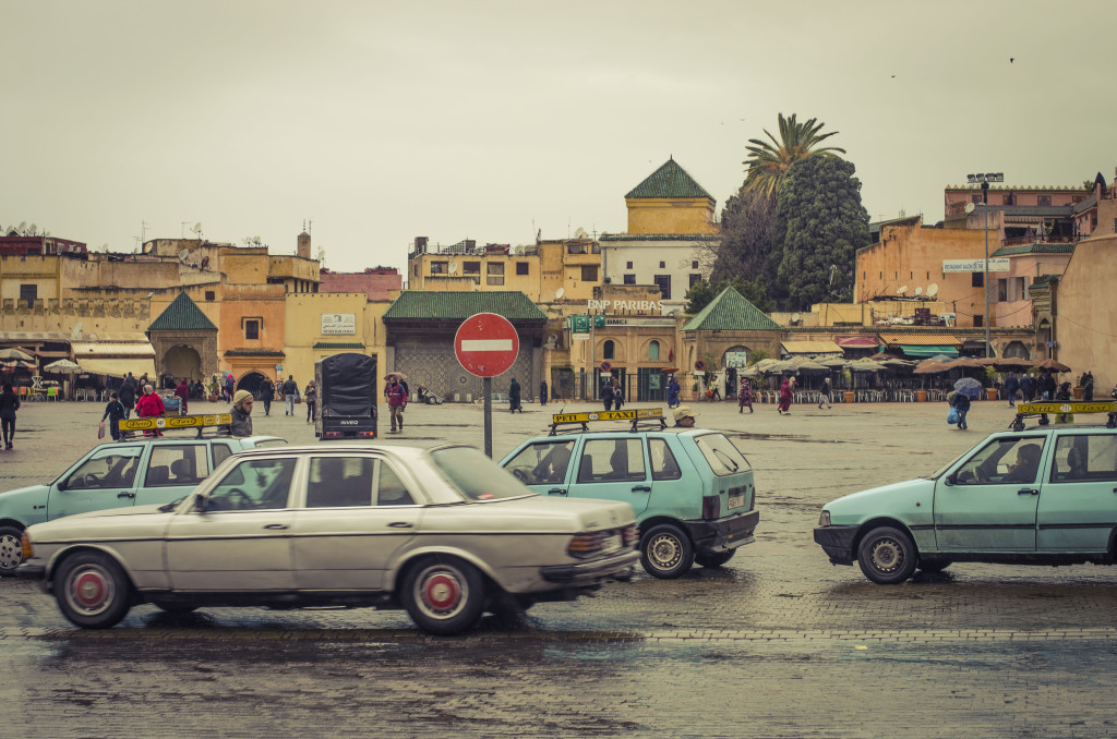 Plaza principal de Meknés o Mequinez, en Marruecos, ciudad Santa. Fotografía de Milena Martínez, fotógrafa en Madrid