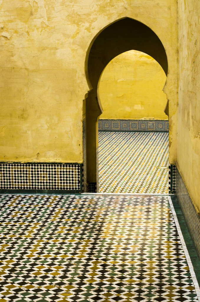 Palacio en Meknés, con paredes amarillas y reflejo de lluvia en Marruecos. Fotografía de Milena Martínez, fotógrafa en Madrid
