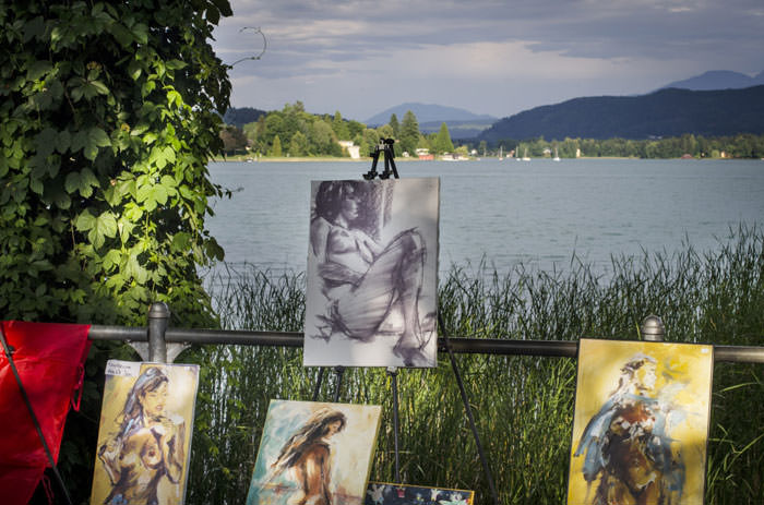 Había los típicos puestecillos y otros un poco más originales, como este artista vendiendo su trabajo a orillas del lago :)