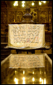 Texto antiguo en interior de catedral de Burgos, fotografía de Milena Martínez fotografa en Madrid