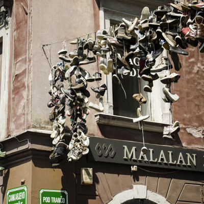 Ljubljana, zapatos colgados al estilo "Big Fish", fotografía de Milena Martínez