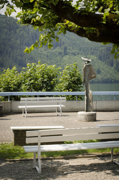 Escultura en la zona del paseo a orillas del lago en Millstatt.
