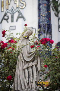 Escultura en el exterior de la iglesia de Santa Barbara en Barnbach (Austria), diseñada porel artista Friedensreich Hundertwasser.