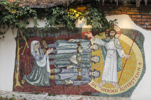 Mosaico en el exterior de la iglesia de Santa Barbara en Barnbach (Austria), diseñada porel artista Friedensreich Hundertwasser.