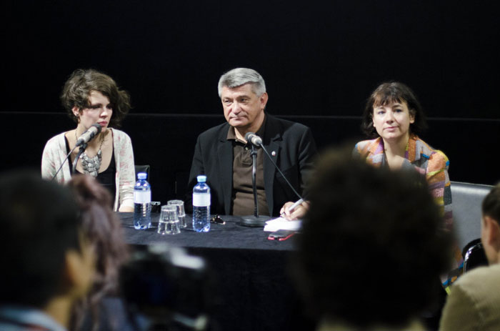 Sokurov entre las dos traductoras para inglés (izquierda) y alemán (derecha), fotografía de eventos en Madrid por Milena Martínez Basalo