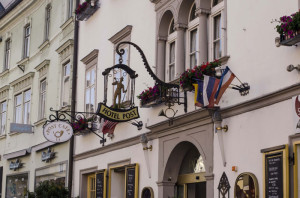 Fachada de la zona centro de Villach, Austria, con decoración típica.