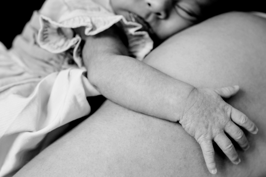 mano ecien nacido bebe fotografia newborn madrid fotografa milena martinez casa sesion shooting