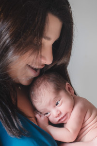 madre ecien nacido bebe fotografia newborn madrid fotografa milena martinez casa sesion shooting
