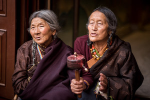 señoras old lady nepal retrato lensculture cultura budismo