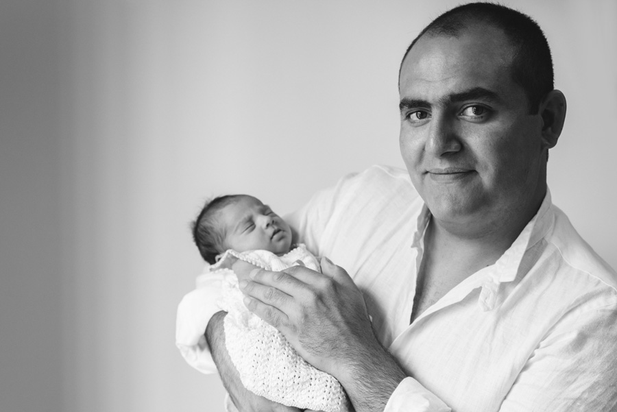 padre posando con su hija ecien nacido bebe fotografia newborn madrid fotografa milena martinez casa sesion shooting